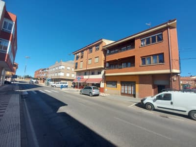 OPORTUNIDAD Magnífica vivienda con local y gran patio