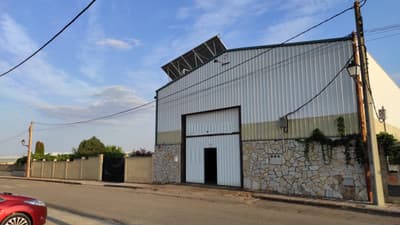 Nave industrial en Valverde de la Virgen