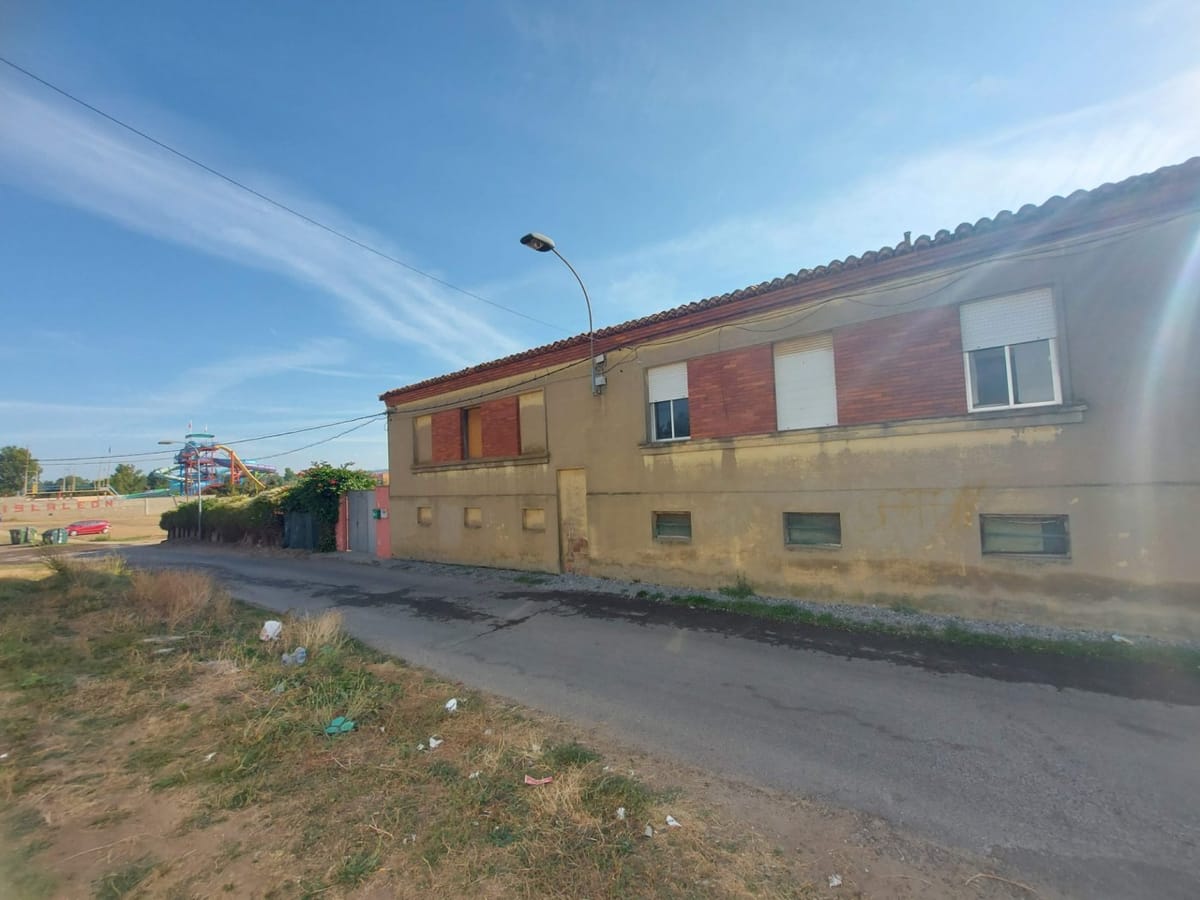 CASA CON TERRENO de 1700 m2 en Trobajo del Camino