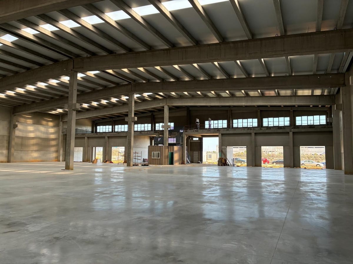 Nave Industrial a Estrenar en Alquiler – Con Muelles de Carga y Patio Trasero