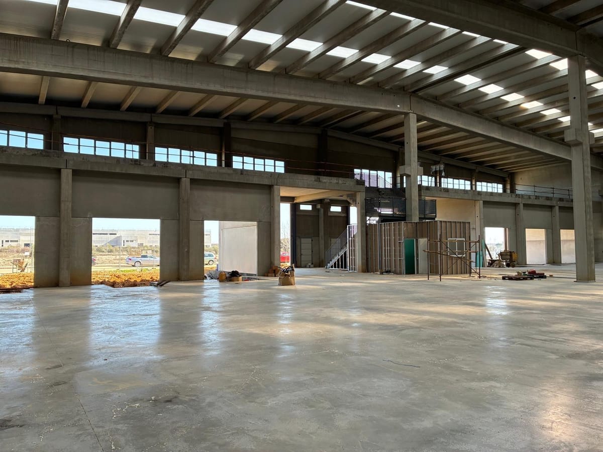 Nave Industrial a Estrenar en Alquiler – Con Muelles de Carga y Patio Trasero