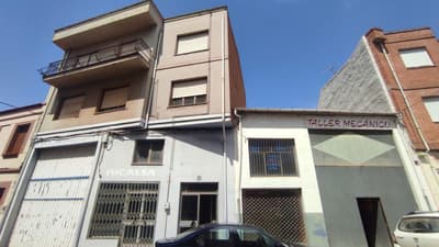 Edificio en Santa María del Paramo con Gran Potencial para Reforma