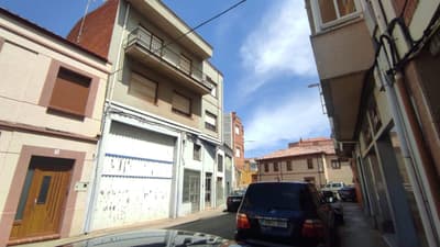 Edificio en Santa María del Paramo con Gran Potencial para Reforma