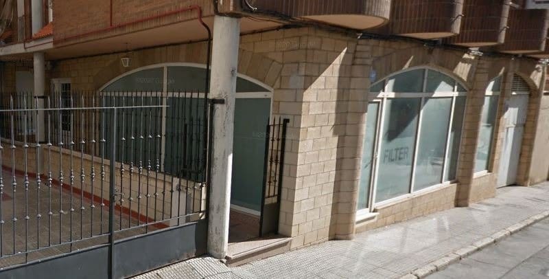 SE ALQUILA LOCAL EN PUENTE CASTRO
