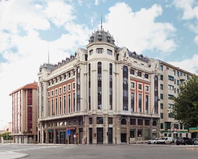 Se vende local acondicionado como bar con licencia.