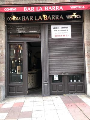 Se vende local acondicionado como bar con licencia.
