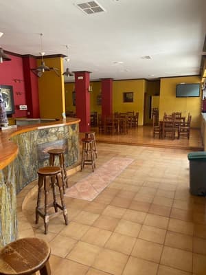 RESTAURANTE Y PISO EN MATALLANA DE TORÍO.