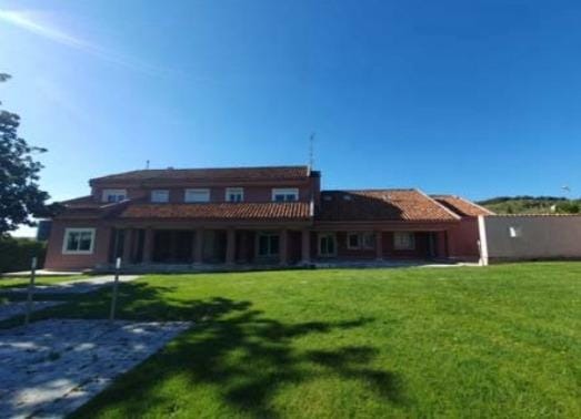 CASA CON SOLAR EN VENTA EN ERAS DE RENUEVA (LEON)