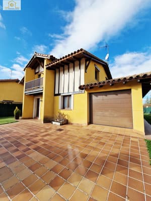 Exclusivo chalet independiente con jardín en Las Paradinas (León)