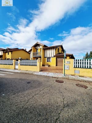 Exclusivo chalet independiente con jardín en Las Paradinas (León)