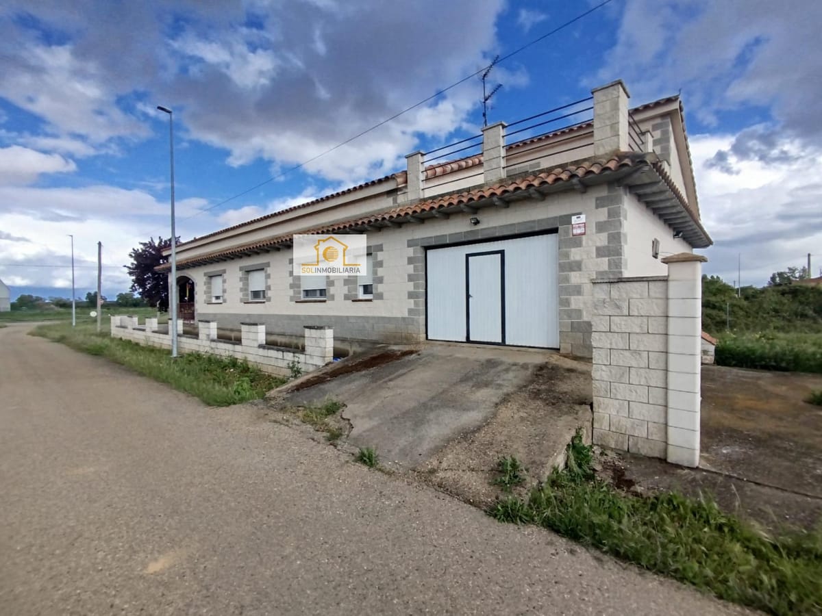 ¡Oportunidad! Amplia vivienda en Quintana del Marco, León