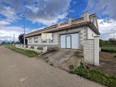 ¡Oportunidad! Amplia vivienda en Quintana del Marco, León