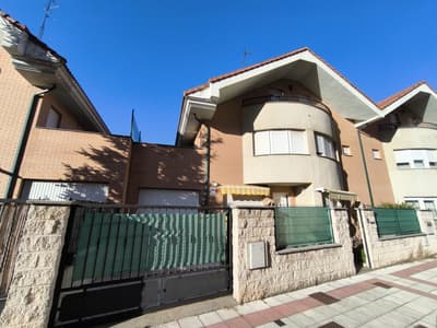 OPORTUNIDAD CHALET ADOSADO  CON EXCELENTE UBICACIÓN