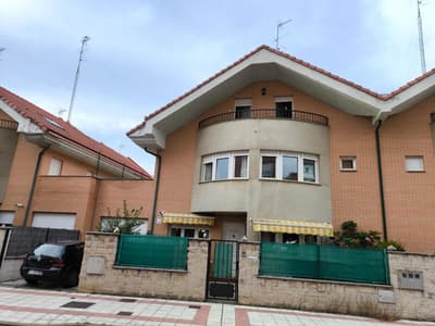 OPORTUNIDAD CHALET ADOSADO  CON EXCELENTE UBICACIÓN