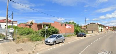 Obra parada en venta de viviendas unifamiliares adosadas en calle Real, Cuadros, León