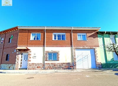 Casa con garaje y jardín en Villanueva de las Manzanas