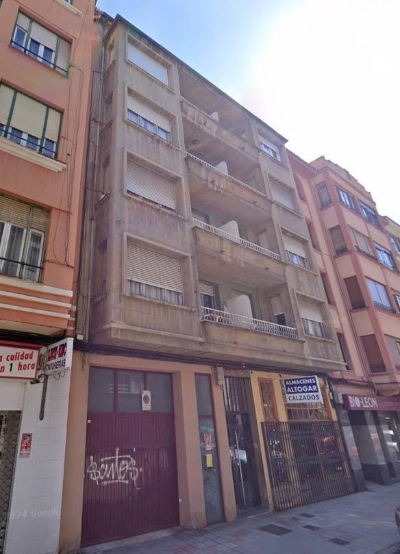 Oportunidad de Inversión en el Centro de León: Edificio con 9 Viviendas.