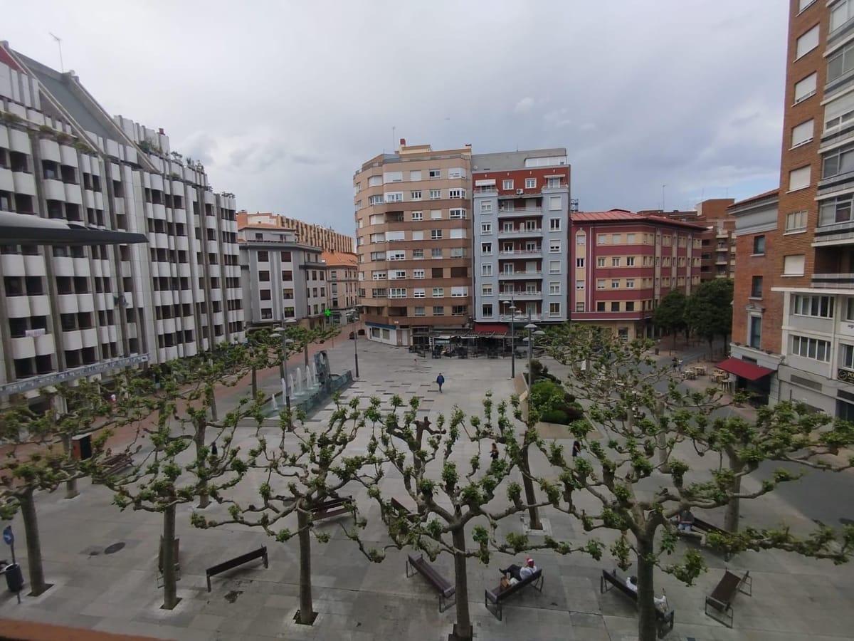 PISO A LA VENTA EN LA PLAZA DE CORTES LEONESAS