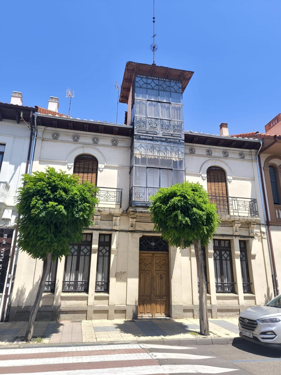 Casa contemporánea única con dos viviendas independientes y patio central