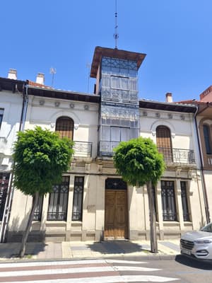 Casa contemporánea única con dos viviendas independientes y patio central