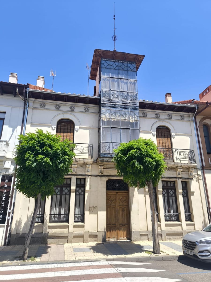 Casa contemporánea única con dos viviendas independientes y patio central