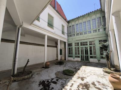 Casa contemporánea única con dos viviendas independientes y patio central