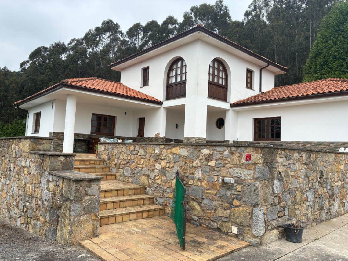 MAGNIFICO CHALET DE DOS PLANTAS Y SOTANO EN LOS CABOS (Pravia-Asturias)