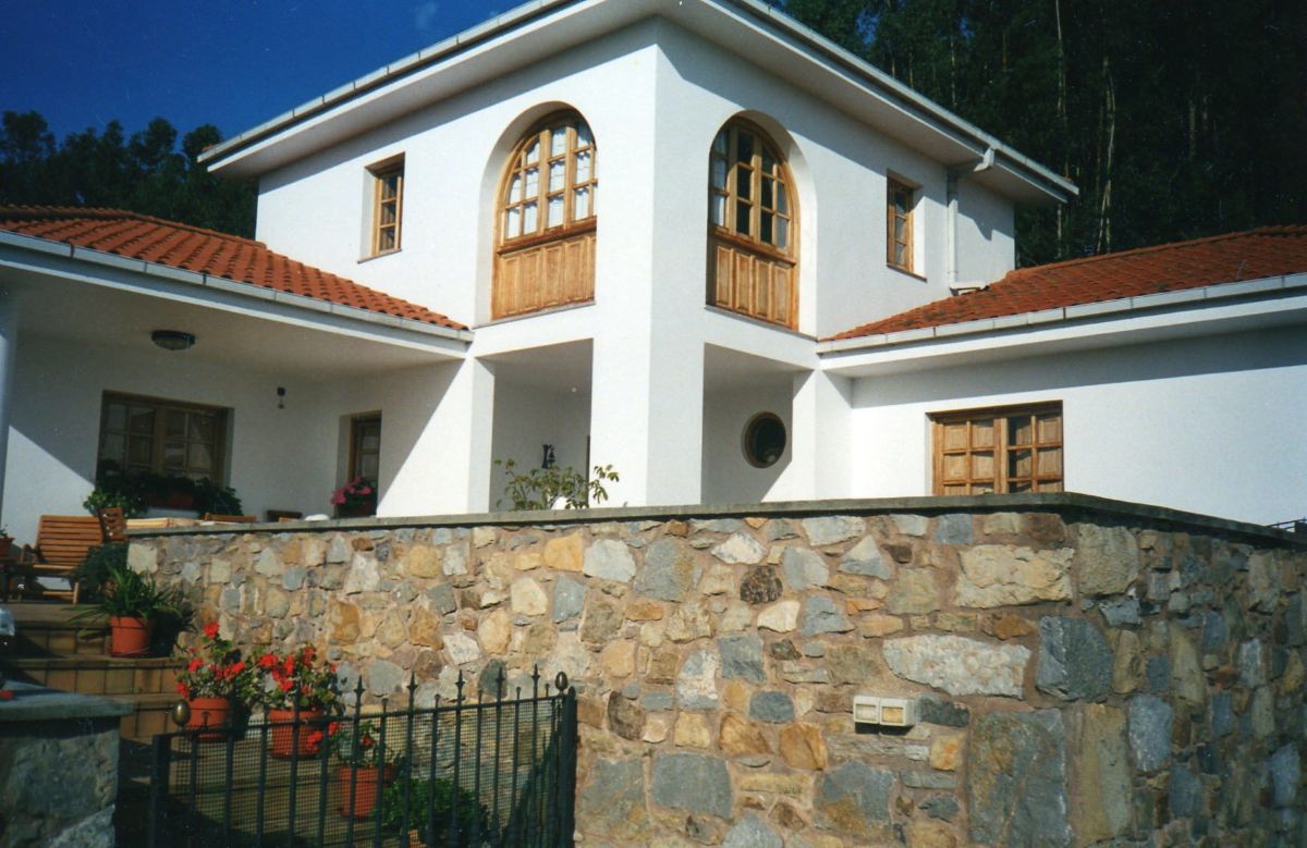MAGNIFICO CHALET DE DOS PLANTAS Y SOTANO EN LOS CABOS (Pravia-Asturias)