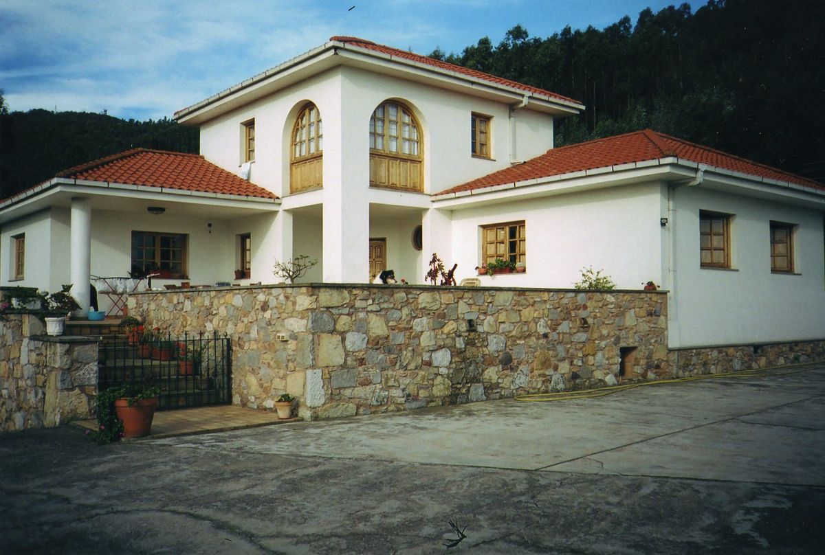 MAGNIFICO CHALET DE DOS PLANTAS Y SOTANO EN LOS CABOS (Pravia-Asturias)