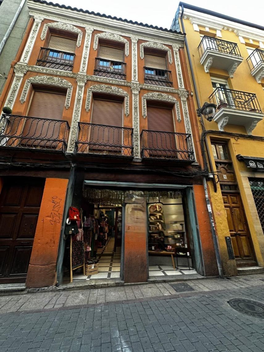 MAGNÍFICO  LOCAL COMERCIAL EN CALLE CARDILES 3