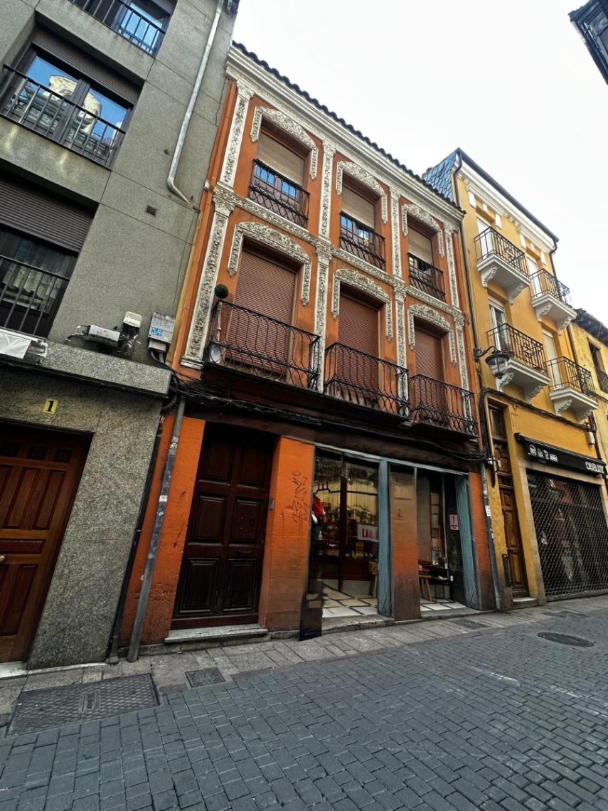 MAGNÍFICO  LOCAL COMERCIAL EN CALLE CARDILES 3