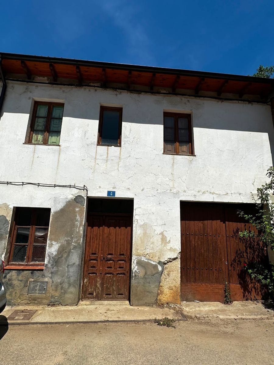 CASA CON JARDIN para reformar en LA VALCUEVA (LEON).