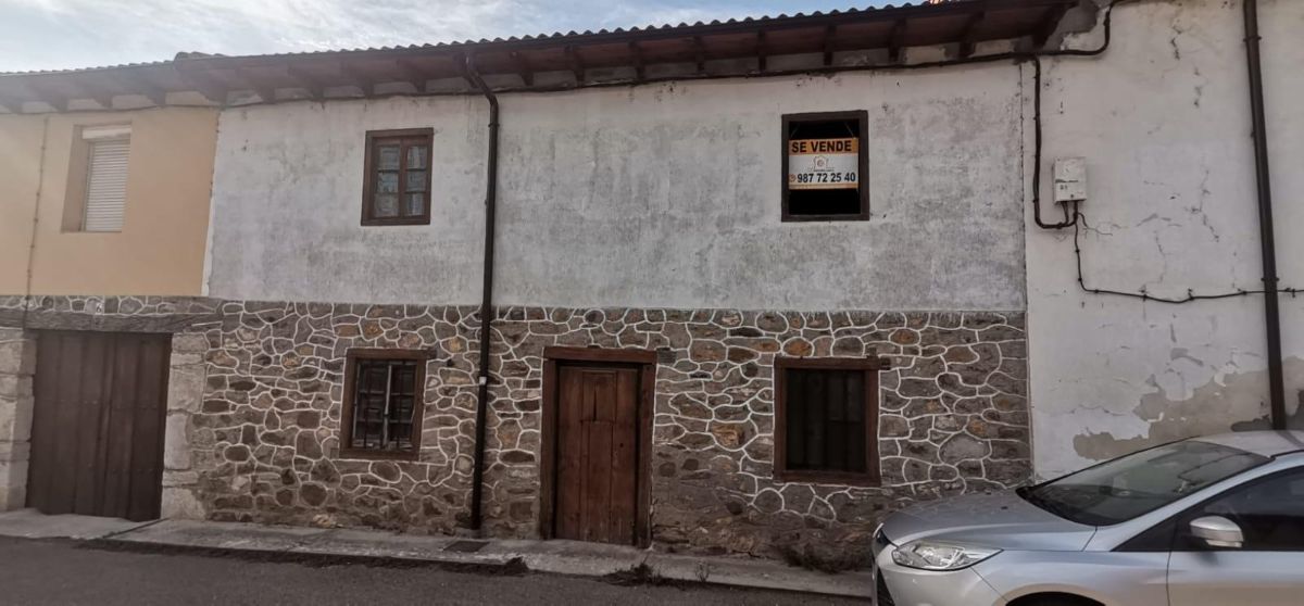 CASA CON JARDIN para reformar en LA VALCUEVA (LEON).