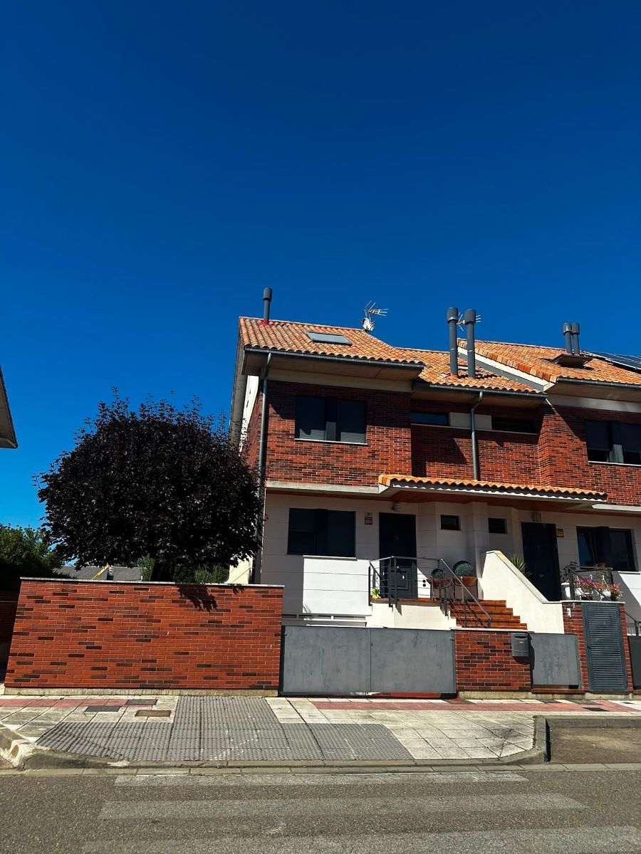 VENTA DE CHALET ADOSADO CON JARDÍN A TRES FACHADAS