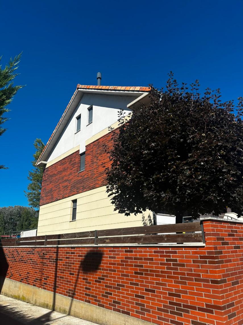 VENTA DE CHALET ADOSADO CON JARDÍN A TRES FACHADAS