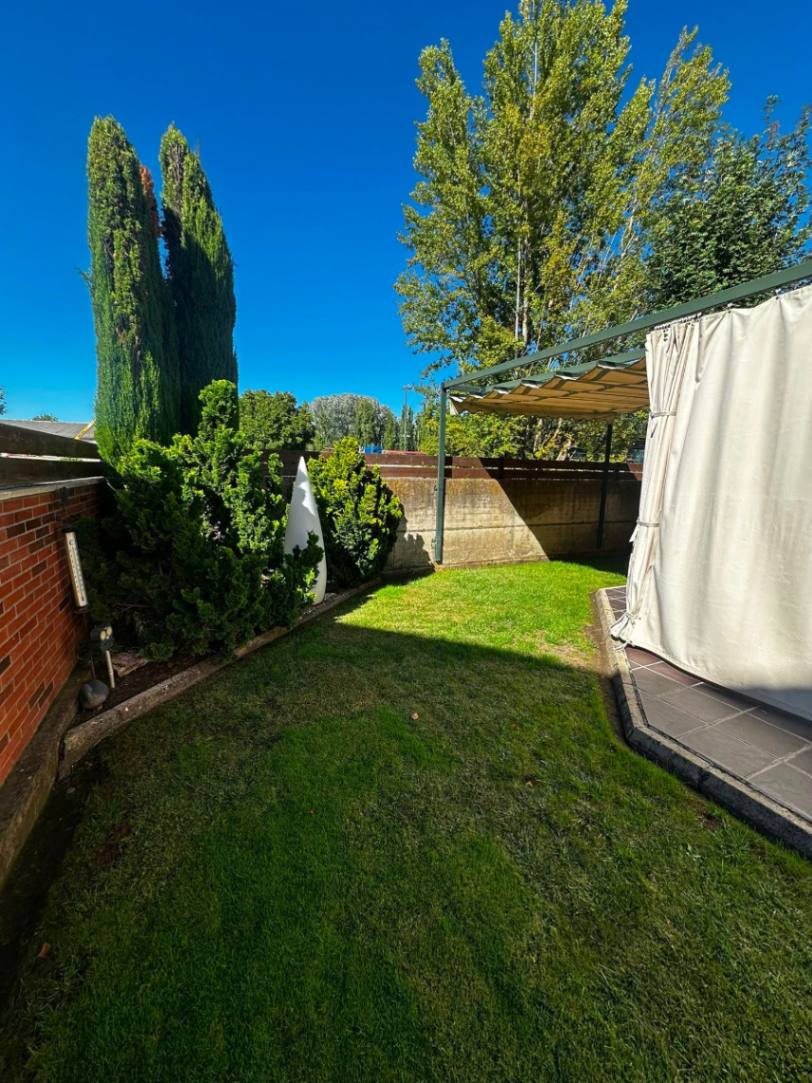 VENTA DE CHALET PAREADO CON JARDÍN A TRES FACHADAS