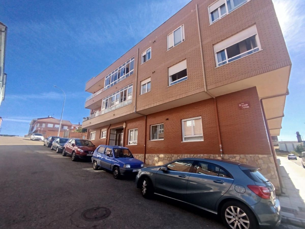 Piso de 3 habitaciones con amplia terraza, garaje y trastero en Puente Castro, León
