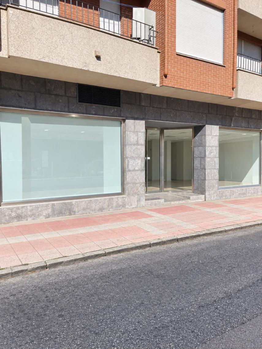 LOCAL COMERCIAL CON AMPLIO ESCAPARATE