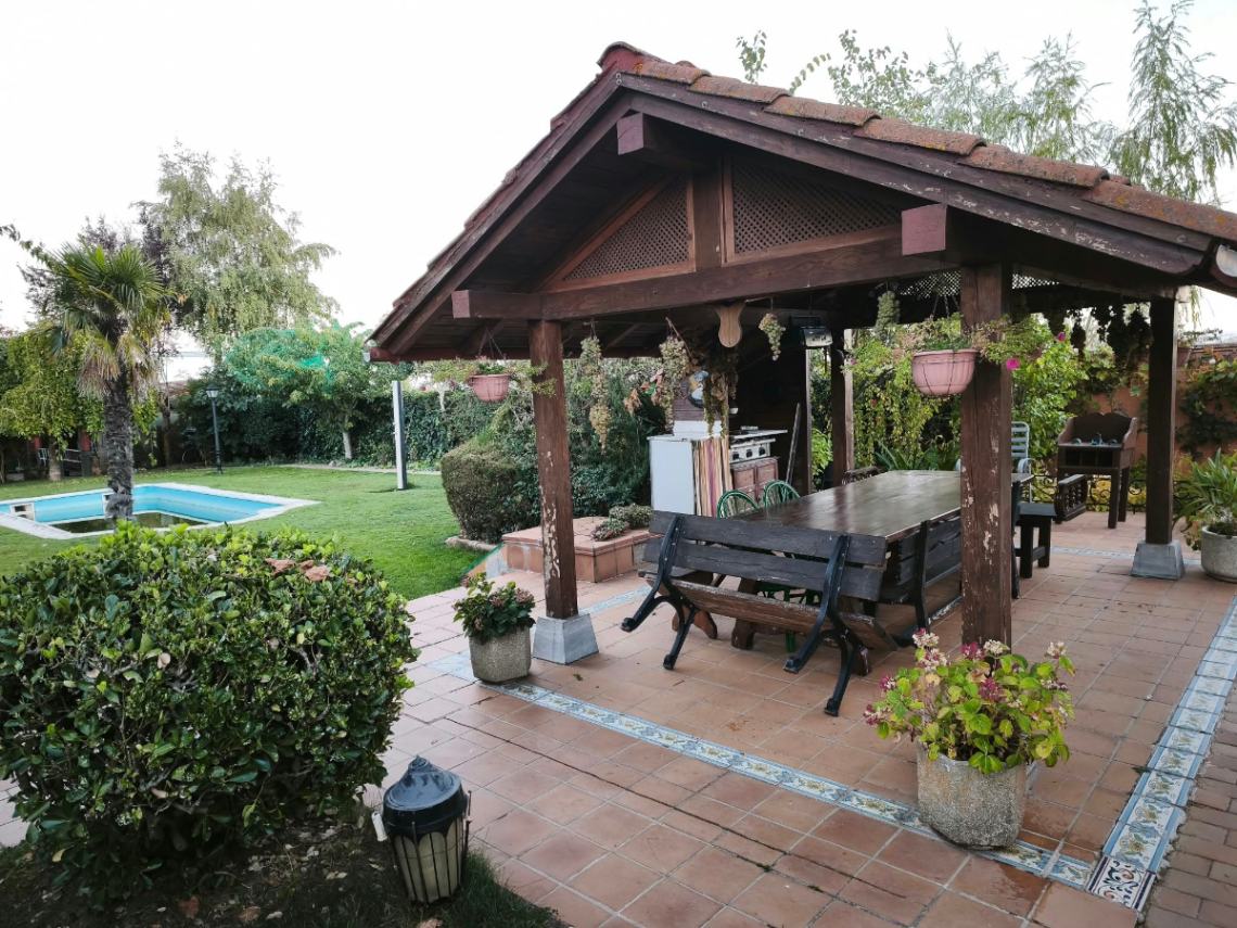 VENTA DE CHALET CON PISCINA Y JARDÍN.