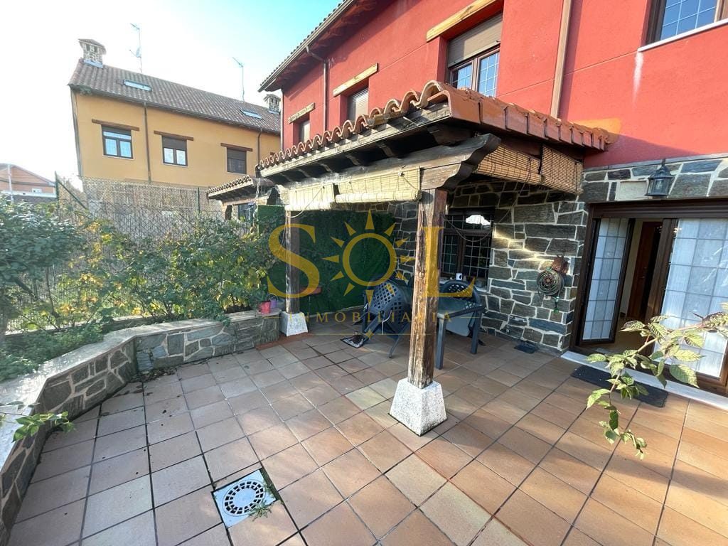 CHALET ADOSADO en SARIEGOS - Foto 1