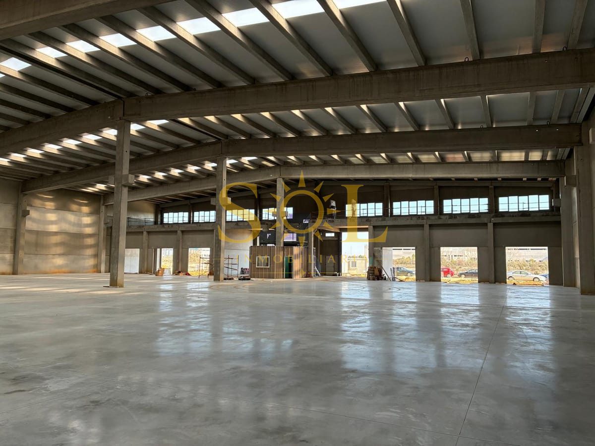 Nave Industrial a Estrenar en Alquiler – Con Muelles de Carga y Patio Trasero - Foto 1