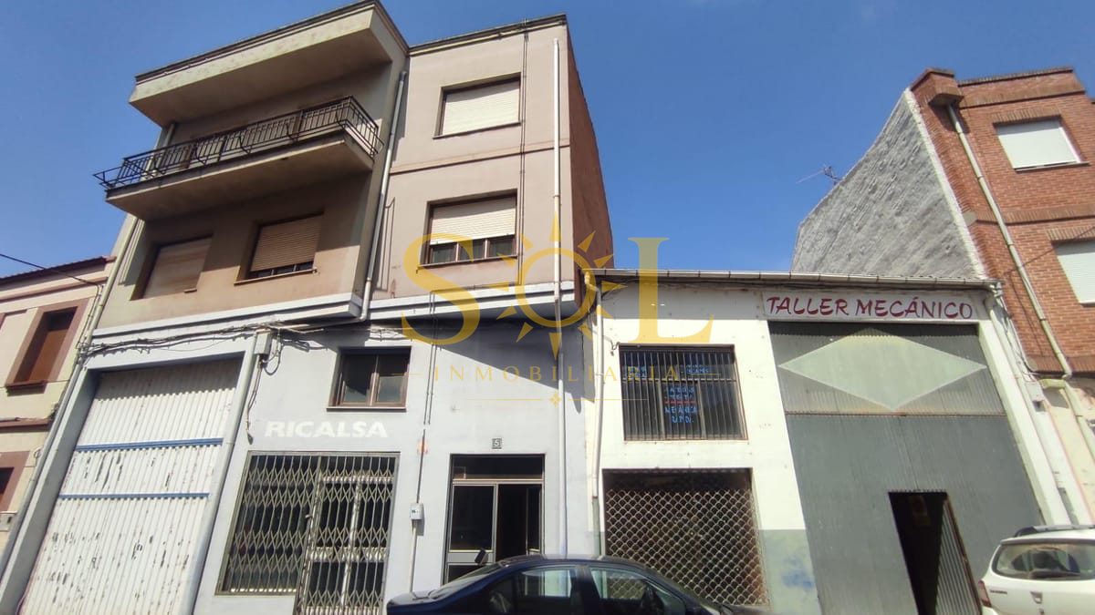 Edificio en Santa María del Paramo con Gran Potencial para Reforma - Foto 1