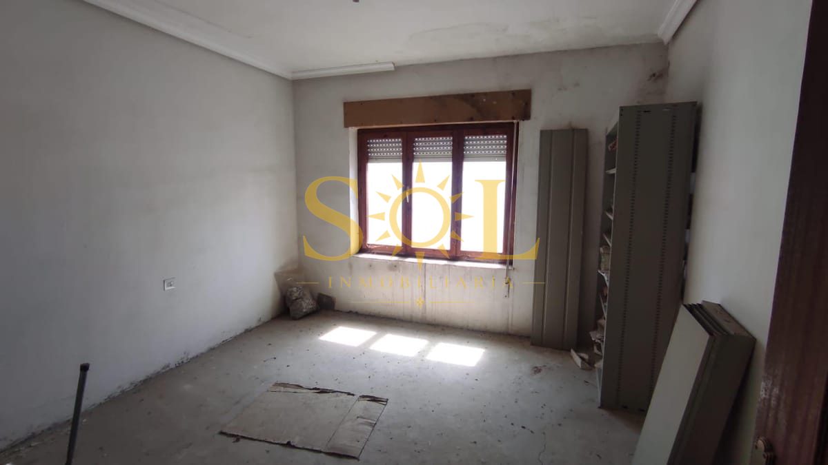 Edificio en Santa María del Paramo con Gran Potencial para Reforma - Foto 15
