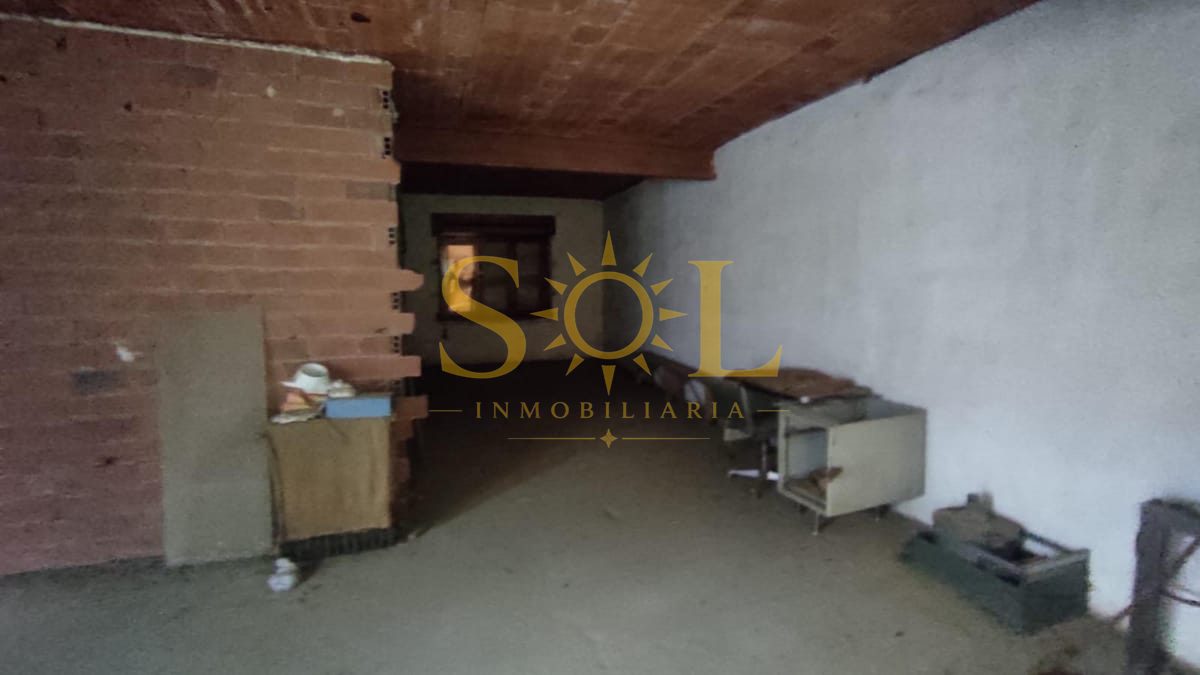 Edificio en Santa María del Paramo con Gran Potencial para Reforma - Foto 17