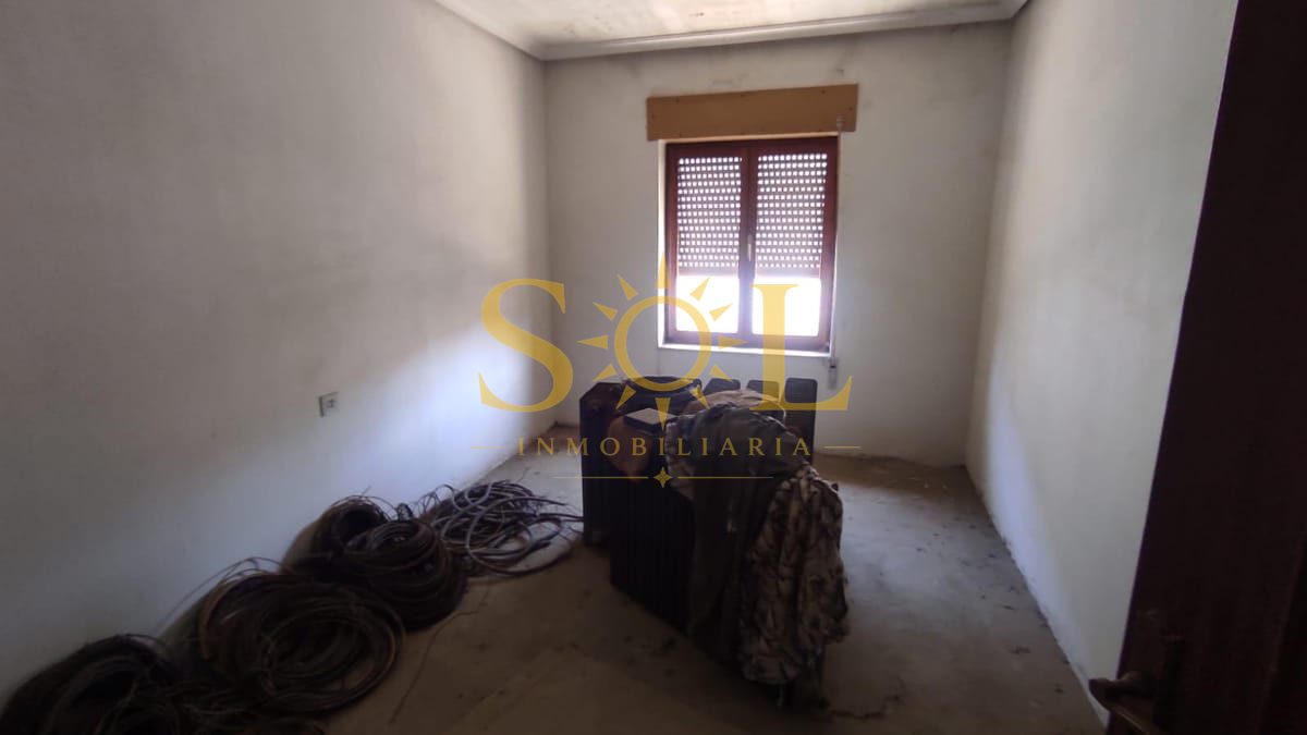 Edificio en Santa María del Paramo con Gran Potencial para Reforma - Foto 18