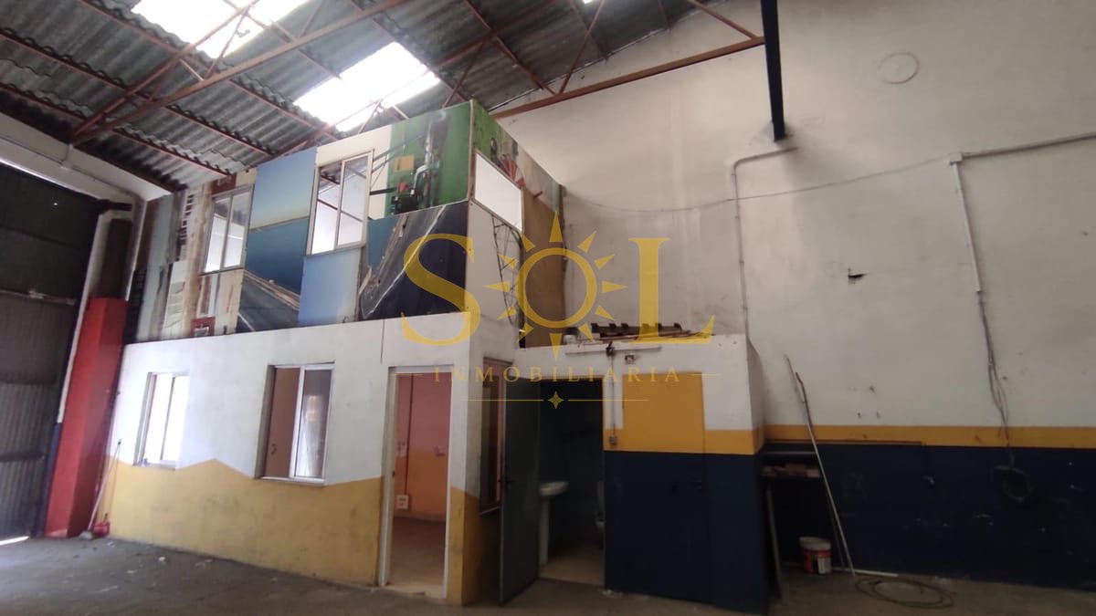 Edificio en Santa María del Paramo con Gran Potencial para Reforma - Foto 4