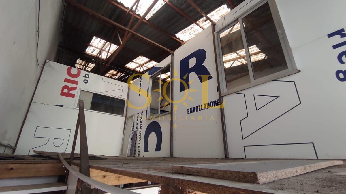Edificio en Santa María del Paramo con Gran Potencial para Reforma - Foto 9
