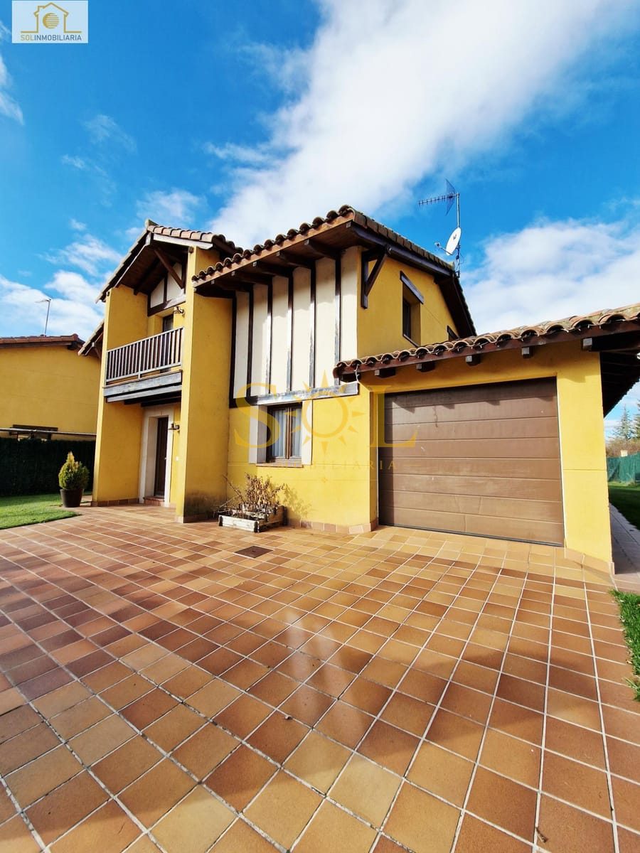Exclusivo chalet independiente con jardín en Las Paradinas (León) - Foto 1