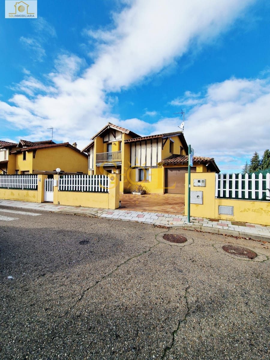 Exclusivo chalet independiente con jardín en Las Paradinas (León) - Foto 2