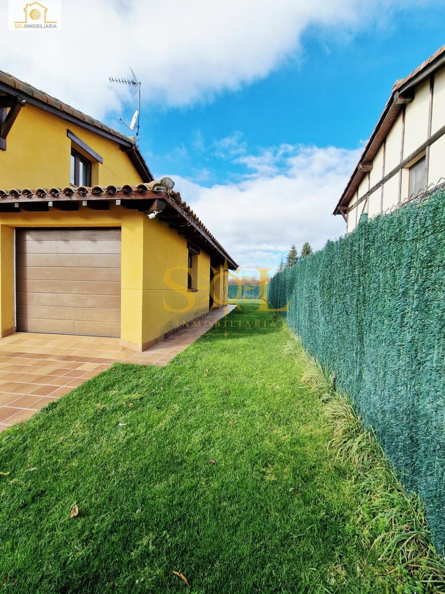 Exclusivo chalet independiente con jardín en Las Paradinas (León) - Foto 3